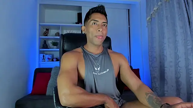 Snapshot of Couple_muscle1 chatting on December 2024 02:44:01 PM Couple muscle1 online show from December 2024 02:44:01 PM