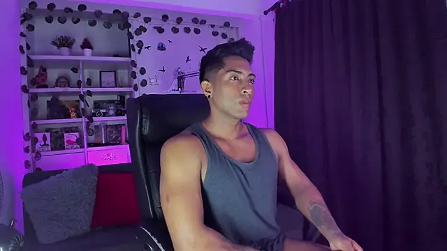 Snapshot of Couple_muscle1 chatting on December 2024 08:50:01 PM Couple muscle1 online show from December 2024 08:50:01 PM