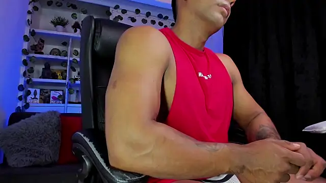 Snapshot of Couple_muscle1 chatting on January 2025 11:06:01 PM Couple muscle1 online show from January 2025 11:06:01 PM