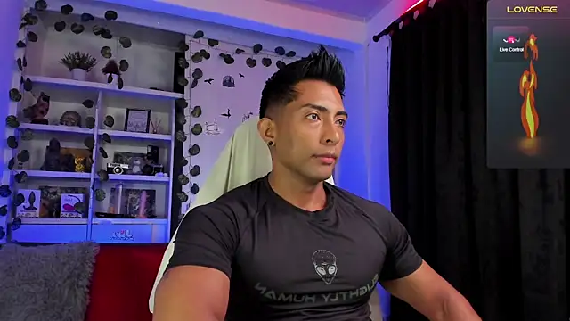 Snapshot of Couple_muscle1 chatting on January 2025 01:31:01 PM Couple muscle1 online show from January 2025 01:31:01 PM