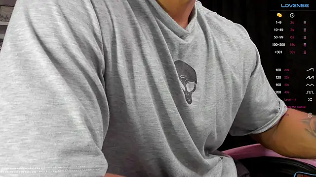 Snapshot of Couple_muscle1 chatting on January 2025 11:17:01 PM Couple muscle1 online show from January 2025 11:17:01 PM