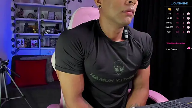 Snapshot of Couple_muscle1 chatting on January 2025 01:41:02 PM Couple muscle1 online show from January 2025 01:41:02 PM