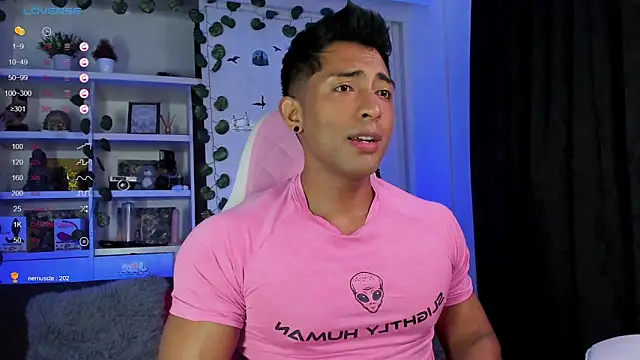 Snapshot of Couple_muscle1 chatting on January 2025 10:49:02 PM Couple muscle1 online show from January 2025 10:49:02 PM