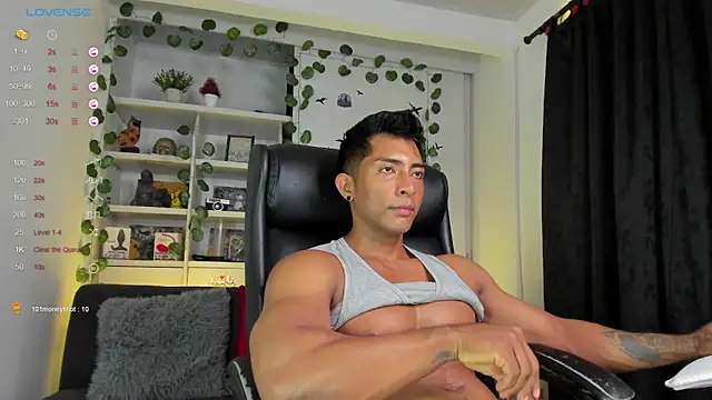 Snapshot of Couple_muscle1 chatting on January 2025 01:57:02 PM Couple muscle1 online show from January 2025 01:57:02 PM