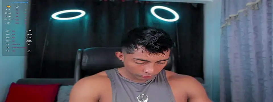 Snapshot of Couple_muscle1 chatting on February 2025 02:59:02 PM Couple muscle1 online show from February 2025 02:59:02 PM