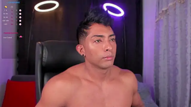 Snapshot of Couple_muscle1 chatting on February 2025 03:18:02 PM Couple muscle1 online show from February 2025 03:18:02 PM