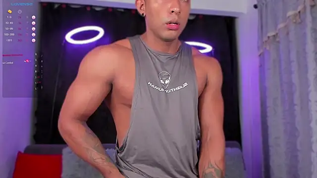 Snapshot of Couple_muscle1 chatting on February 2025 03:03:01 PM Couple muscle1 online show from February 2025 03:03:01 PM