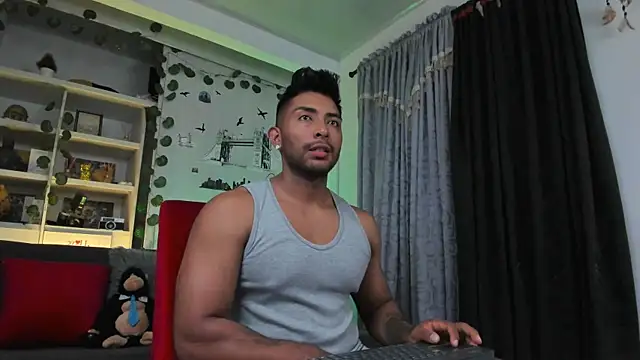 Snapshot of Couple_muscle1 chatting on October 2025 09:56:01 PM Couple muscle1 online show from October 2025 09:56:01 PM