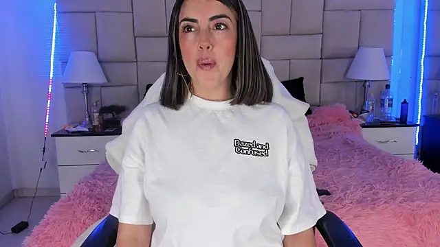 IsisLoveyes  online show from December 2024 07:00:02 PM