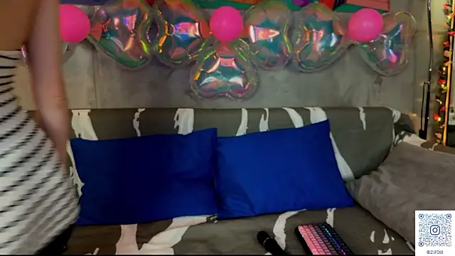 Snapshot of izi-fox chatting on March 2026 04:03:02 PM izi-fox online show from March 2026 04:03:02 PM