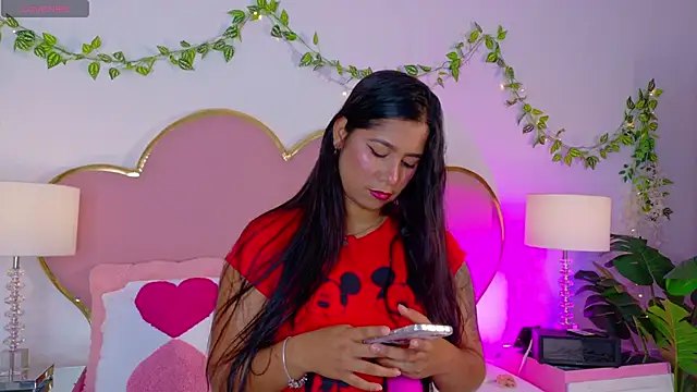 Snapshot of EmmaCrush chatting on December 2025 09:11:01 PM EmmaCrush online show from December 2025 09:11:01 PM