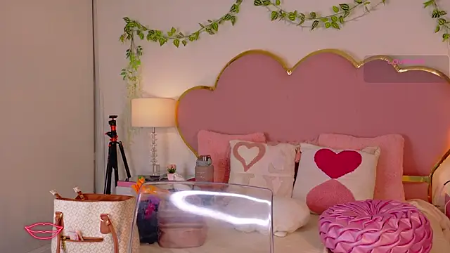 Snapshot of EmmaCrush chatting on January 2026 09:17:02 PM EmmaCrush online show from January 2026 09:17:02 PM