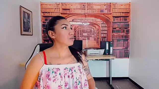 Snapshot of khiara_moretti chatting on February 2025 07:53:02 PM khiara moretti online show from February 2025 07:53:02 PM