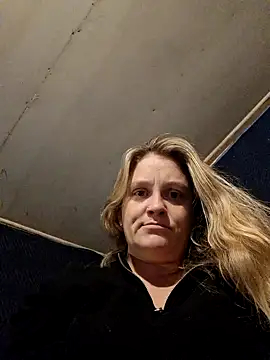 jgodbout2011 online show from April 2026 05:12:02 AM