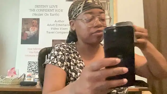 Snapshot of MommyConfident chatting on June 2026 07:39:01 PM MommyConfident online show from June 2026 07:39:01 PM