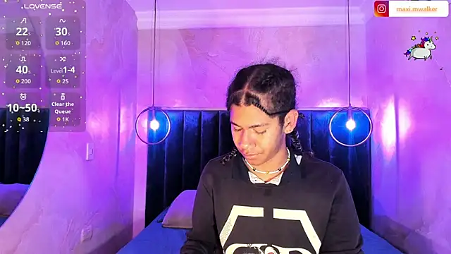 Snapshot of Maxim-Walker chatting on October 2025 03:18:01 AM Maxim-Walker online show from October 2025 03:18:01 AM