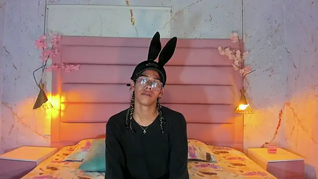 Snapshot of Maxim-Walker chatting on October 2025 03:10:02 AM Maxim-Walker online show from October 2025 03:10:02 AM