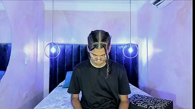 Snapshot of Maxim-Walker chatting on November 2025 03:05:01 AM Maxim-Walker online show from November 2025 03:05:01 AM