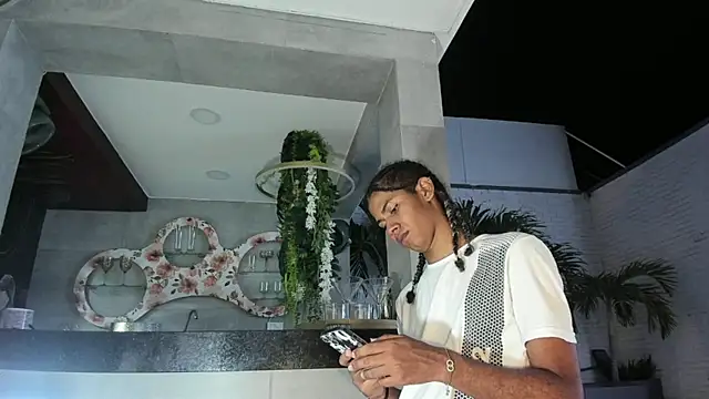 Snapshot of Maxim-Walker chatting on November 2025 03:17:01 AM Maxim-Walker online show from November 2025 03:17:01 AM