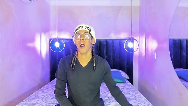 Snapshot of Maxim-Walker chatting on November 2025 03:05:01 AM Maxim-Walker online show from November 2025 03:05:01 AM