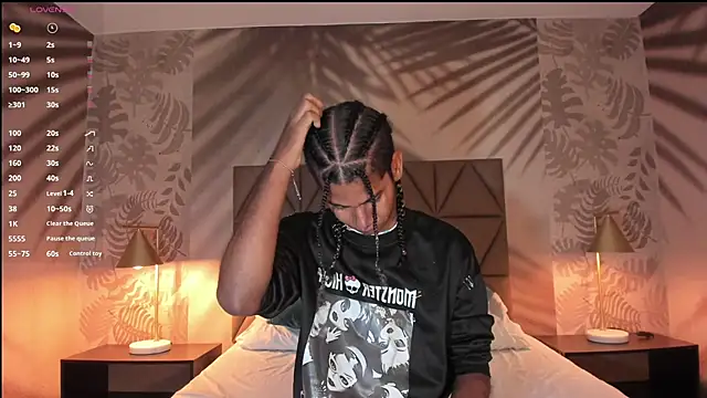 Snapshot of Maxim-Walker chatting on November 2025 03:06:02 AM Maxim-Walker online show from November 2025 03:06:02 AM