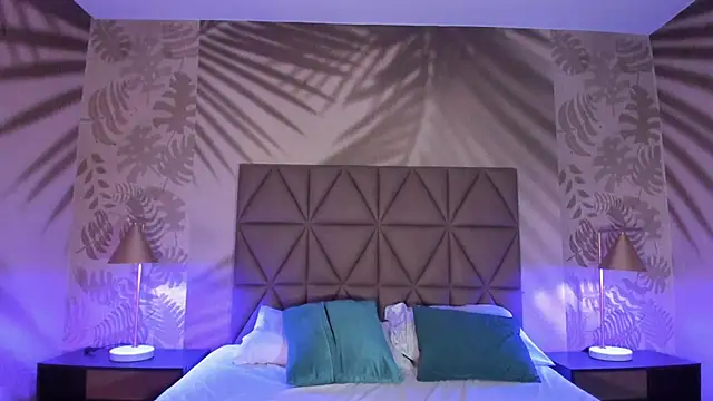 Snapshot of Maxim-Walker chatting on November 2025 03:05:01 AM Maxim-Walker online show from November 2025 03:05:01 AM