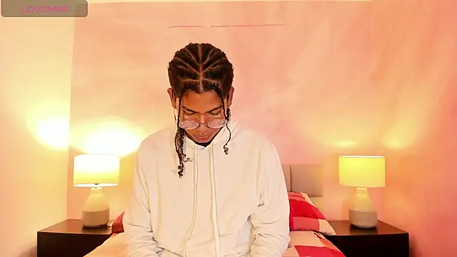 Snapshot of Maxim-Walker chatting on November 2025 03:12:01 AM Maxim-Walker online show from November 2025 03:12:01 AM