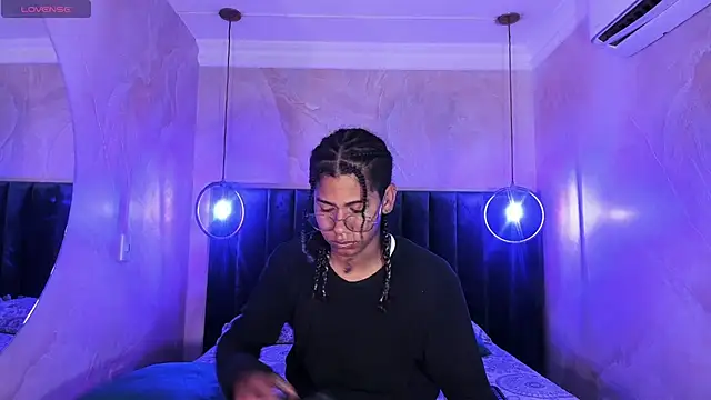 Snapshot of Maxim-Walker chatting on November 2025 03:23:02 AM Maxim-Walker online show from November 2025 03:23:02 AM