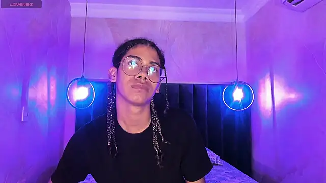 Snapshot of Maxim-Walker chatting on November 2025 03:16:02 AM Maxim-Walker online show from November 2025 03:16:02 AM