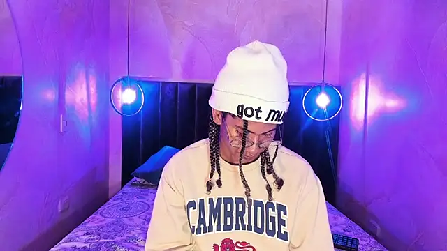 Snapshot of Maxim-Walker chatting on November 2025 03:06:02 AM Maxim-Walker online show from November 2025 03:06:02 AM