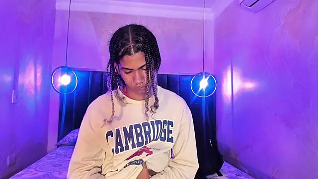 Snapshot of Maxim-Walker chatting on November 2025 03:07:01 AM Maxim-Walker online show from November 2025 03:07:01 AM