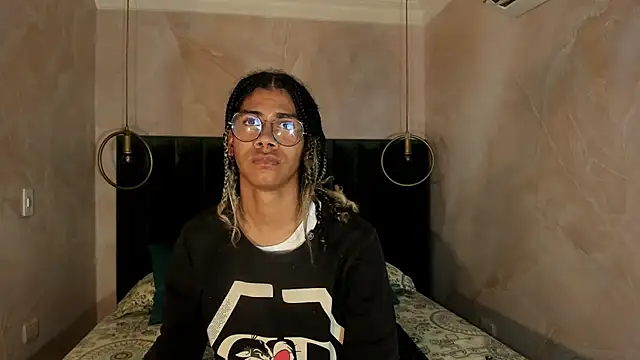 Snapshot of Maxim-Walker chatting on November 2025 02:57:02 AM Maxim-Walker online show from November 2025 02:57:02 AM