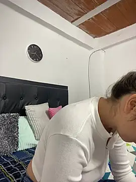 Iris love18 online show from February 2025 01:21:02 PM