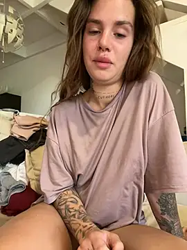 Snapshot of EmiliaCatalina chatting on January 2025 08:48:02 PM EmiliaCatalina online show from January 2025 08:48:02 PM