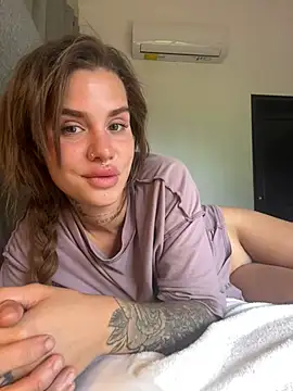 Snapshot of EmiliaCatalina chatting on January 2025 07:07:01 PM EmiliaCatalina online show from January 2025 07:07:01 PM