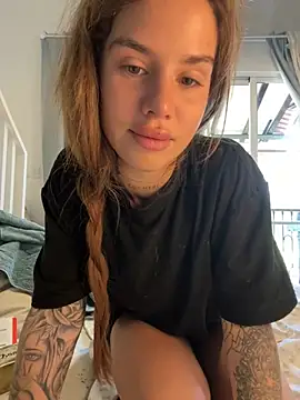 Snapshot of EmiliaCatalina chatting on January 2025 07:53:02 PM EmiliaCatalina online show from January 2025 07:53:02 PM