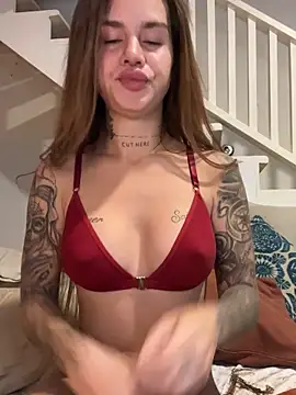 Snapshot of EmiliaCatalina chatting on February 2025 12:09:01 AM EmiliaCatalina online show from February 2025 12:09:01 AM