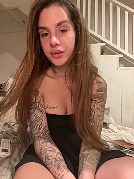 Snapshot of EmiliaCatalina chatting on March 2025 11:00:02 PM EmiliaCatalina online show from March 2025 11:00:02 PM