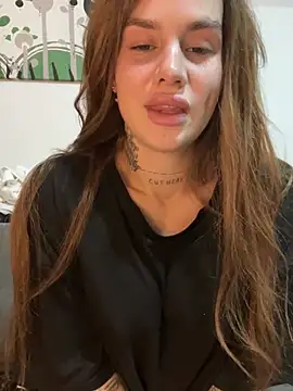 Snapshot of EmiliaCatalina chatting on March 2025 10:28:01 PM EmiliaCatalina online show from March 2025 10:28:01 PM