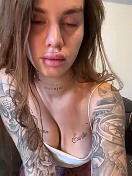 Snapshot of EmiliaCatalina chatting on March 2025 09:21:02 PM EmiliaCatalina online show from March 2025 09:21:02 PM