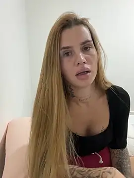 Snapshot of EmiliaCatalina chatting on September 2025 12:04:01 AM EmiliaCatalina online show from September 2025 12:04:01 AM