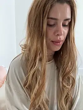 Snapshot of EmiliaCatalina chatting on October 2025 05:22:02 PM EmiliaCatalina online show from October 2025 05:22:02 PM