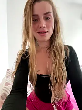 Snapshot of EmiliaCatalina chatting on October 2025 07:56:01 PM EmiliaCatalina online show from October 2025 07:56:01 PM