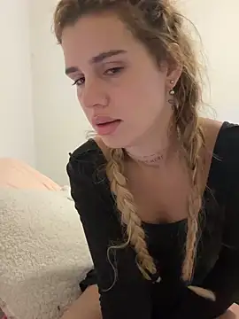 Snapshot of EmiliaCatalina chatting on October 2025 10:10:01 PM EmiliaCatalina online show from October 2025 10:10:01 PM