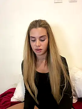 Snapshot of EmiliaCatalina chatting on October 2025 10:32:02 PM EmiliaCatalina online show from October 2025 10:32:02 PM