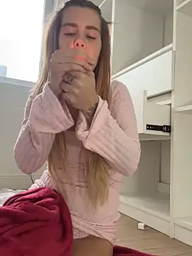 Snapshot of EmiliaCatalina chatting on October 2025 08:32:01 PM EmiliaCatalina online show from October 2025 08:32:01 PM