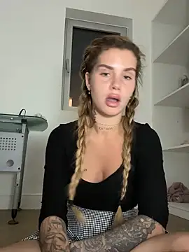 Snapshot of EmiliaCatalina chatting on November 2025 05:09:01 AM EmiliaCatalina online show from November 2025 05:09:01 AM