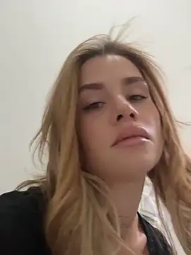 Snapshot of EmiliaCatalina chatting on November 2025 09:17:02 PM EmiliaCatalina online show from November 2025 09:17:02 PM