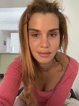 Snapshot of EmiliaCatalina chatting on November 2025 05:01:02 PM EmiliaCatalina online show from November 2025 05:01:02 PM