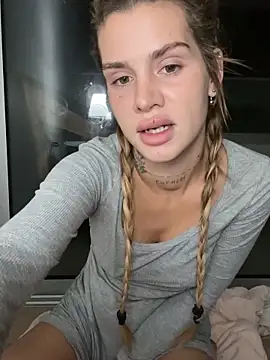 Snapshot of EmiliaCatalina chatting on November 2025 10:37:01 PM EmiliaCatalina online show from November 2025 10:37:01 PM